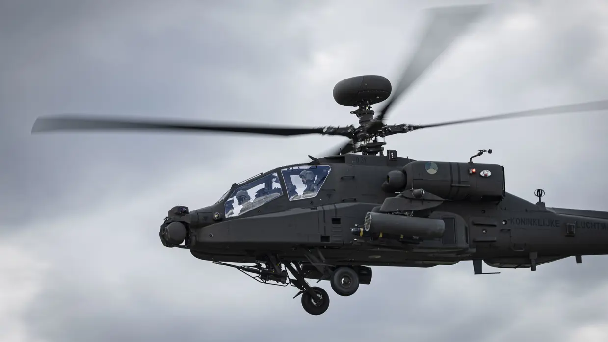 Close-up van twee vliegers in de cockpit van hun Apache.