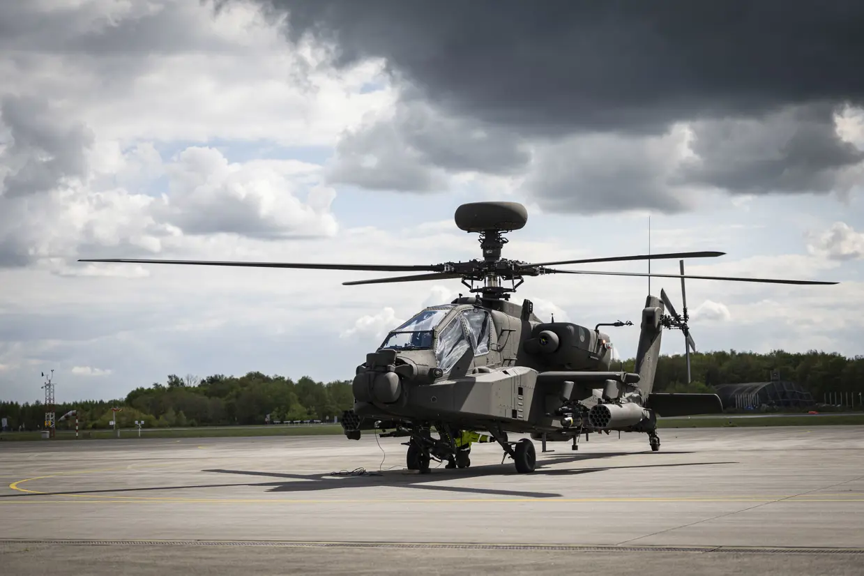 Apache Echo-gevechtshelikopter op een vliegbasis.