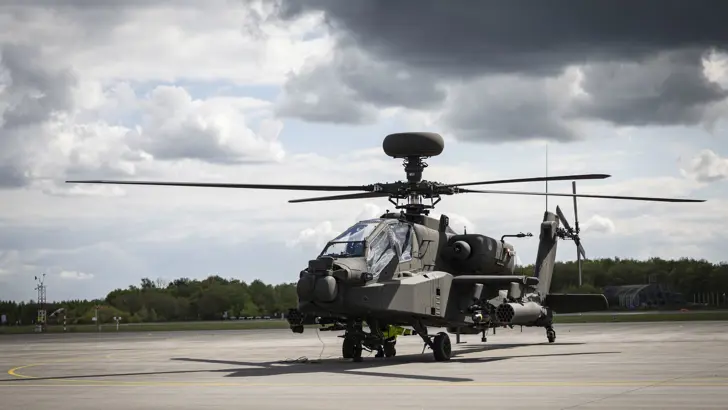 Apache Echo-gevechtshelikopter op een vliegbasis.