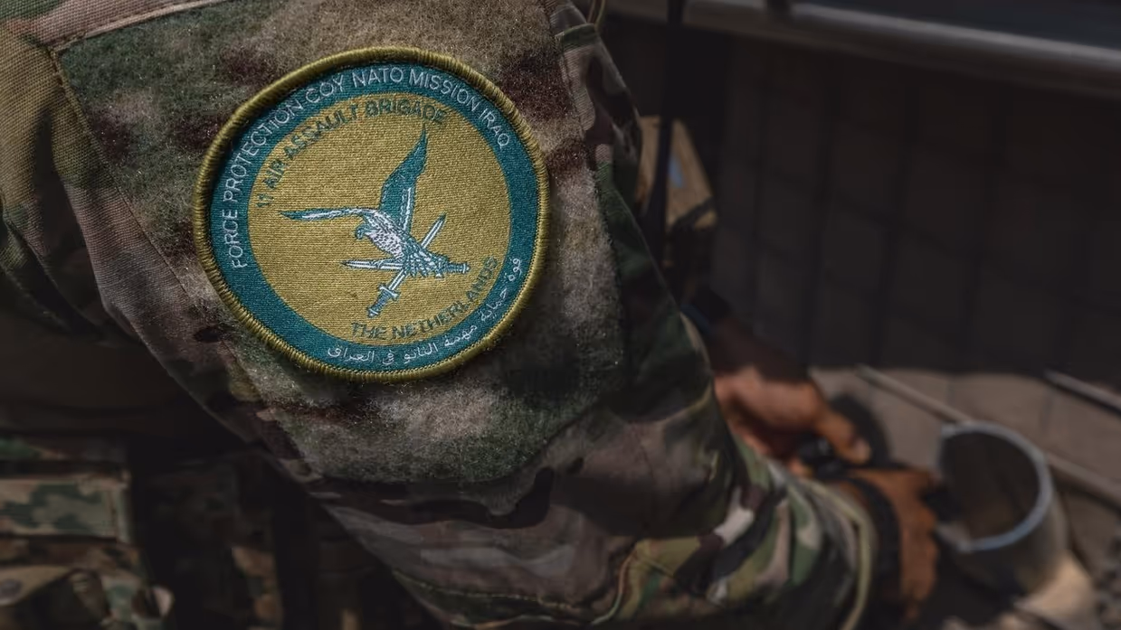 Logo van een missie op de schouder van een militair.