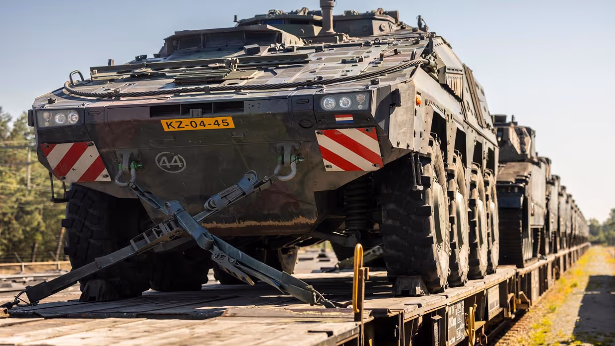 Militaire voertuigen op een trein. 