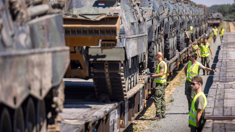 Een militair transport per spoor staat gereed voor vertrek. 