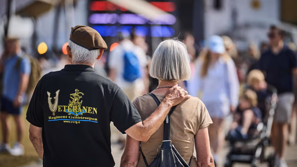Een veteraan en zijn vrouw op de rug gezien.