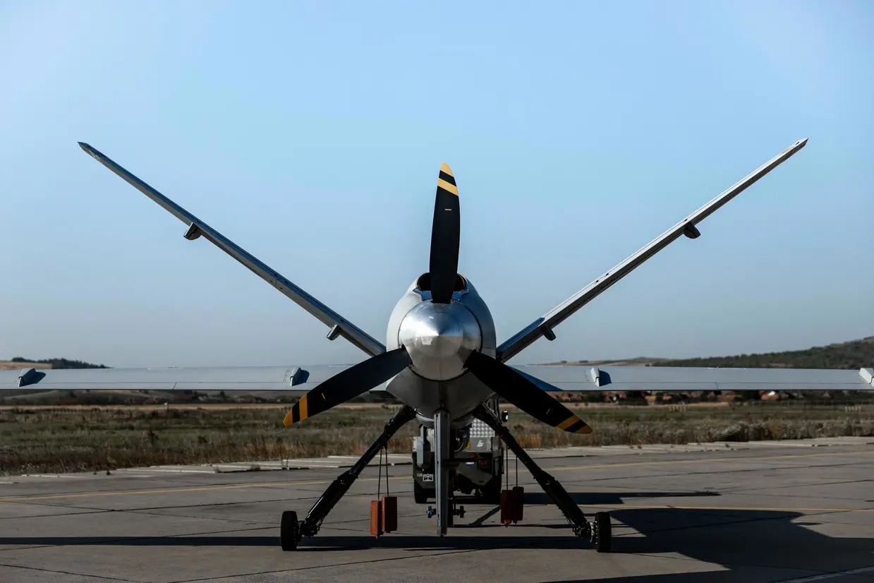 Vooraanzicht MQ-9 Reaper op een landingsbaan.