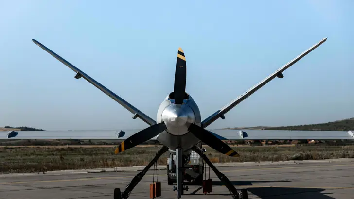 Vooraanzicht MQ-9 Reaper op een landingsbaan.