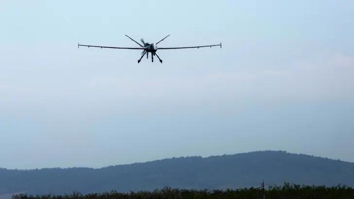 Een MQ-9 Reaper zet de daling in.