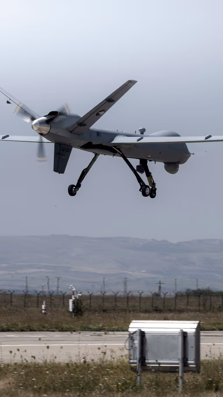 Een onbemand vliegtuig in de lucht. 