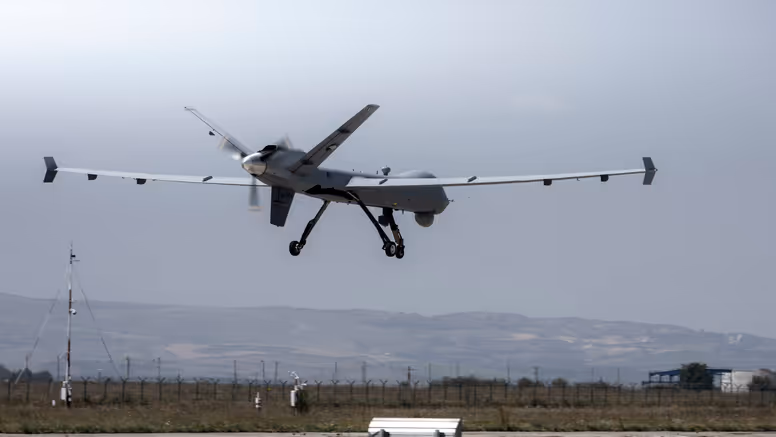 Een onbemand vliegtuig in de lucht. 