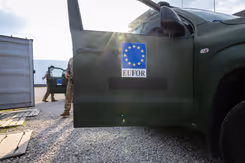Openstaand portier van militair voertuig. Op portier staat EU-logo en daaronder EUFOR.
