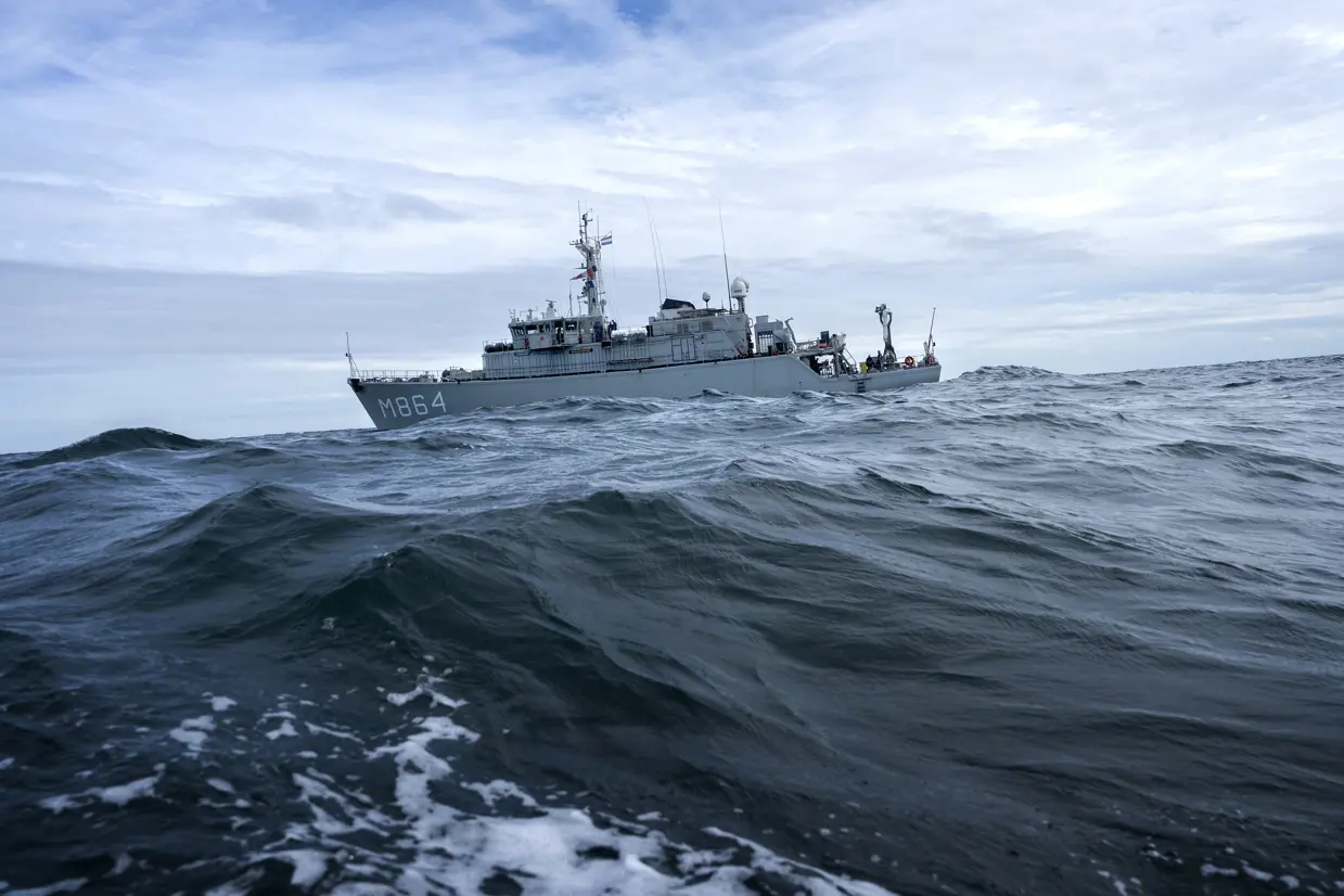 Zr.Ms. Willemstad met boegnummer M864 vaart over hoge golven.