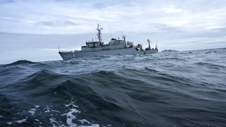 Zr.Ms. Willemstad met boegnummer M864 vaart over hoge golven.