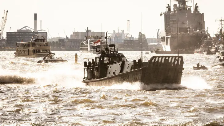 Demonstraties van marineschip en kleinere vaartuigen op de Maas in Rotterdam.