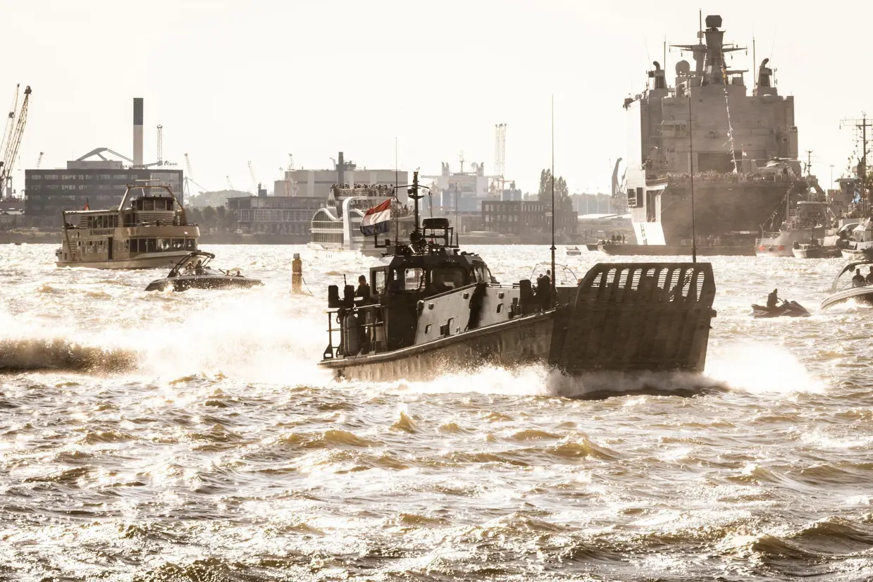 Demonstraties van marineschip en kleinere vaartuigen op de Maas in Rotterdam.