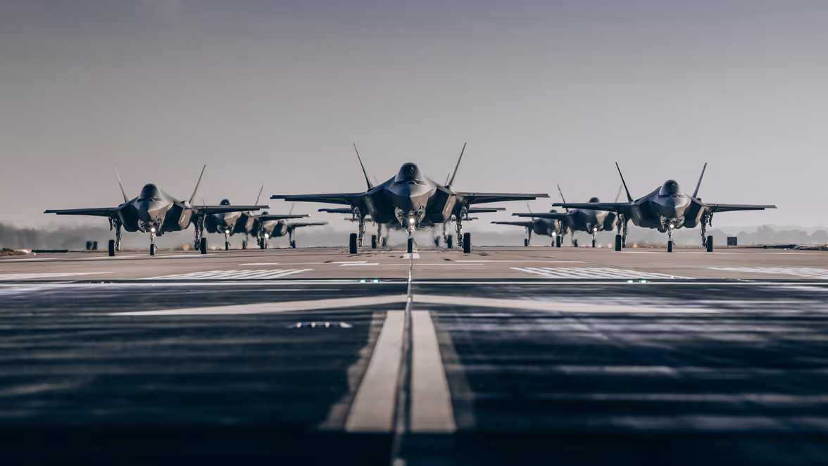 Meerdere F-35-gevechtsvliegtuigen opgesteld op startbaan.