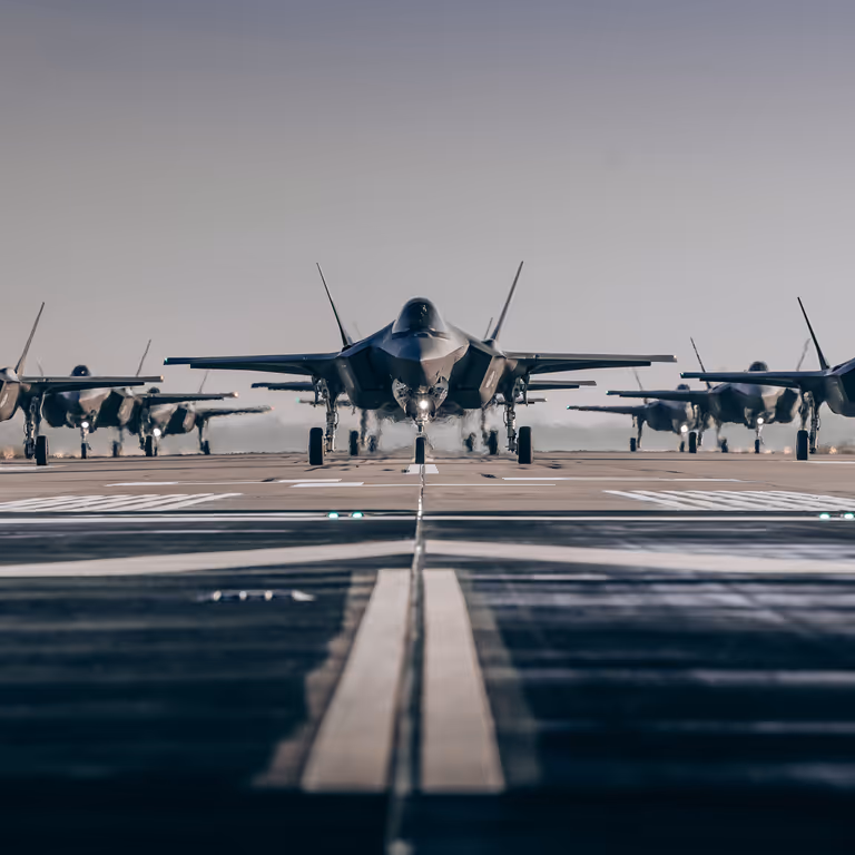 Meerdere F-35-gevechtsvliegtuigen opgesteld op startbaan.