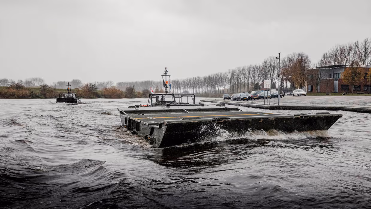 Ponton met oude vaartuig op de achtergrond.