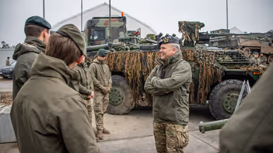 Verschillende afbeeldingen met daarop generaal Onno Eichelsheim. Zowel lachend in een tank, pratend met militairen, in gesprek met een collega van de marine en luisterend naar een Poolse militair, te zien aan de vlag op zijn pak.