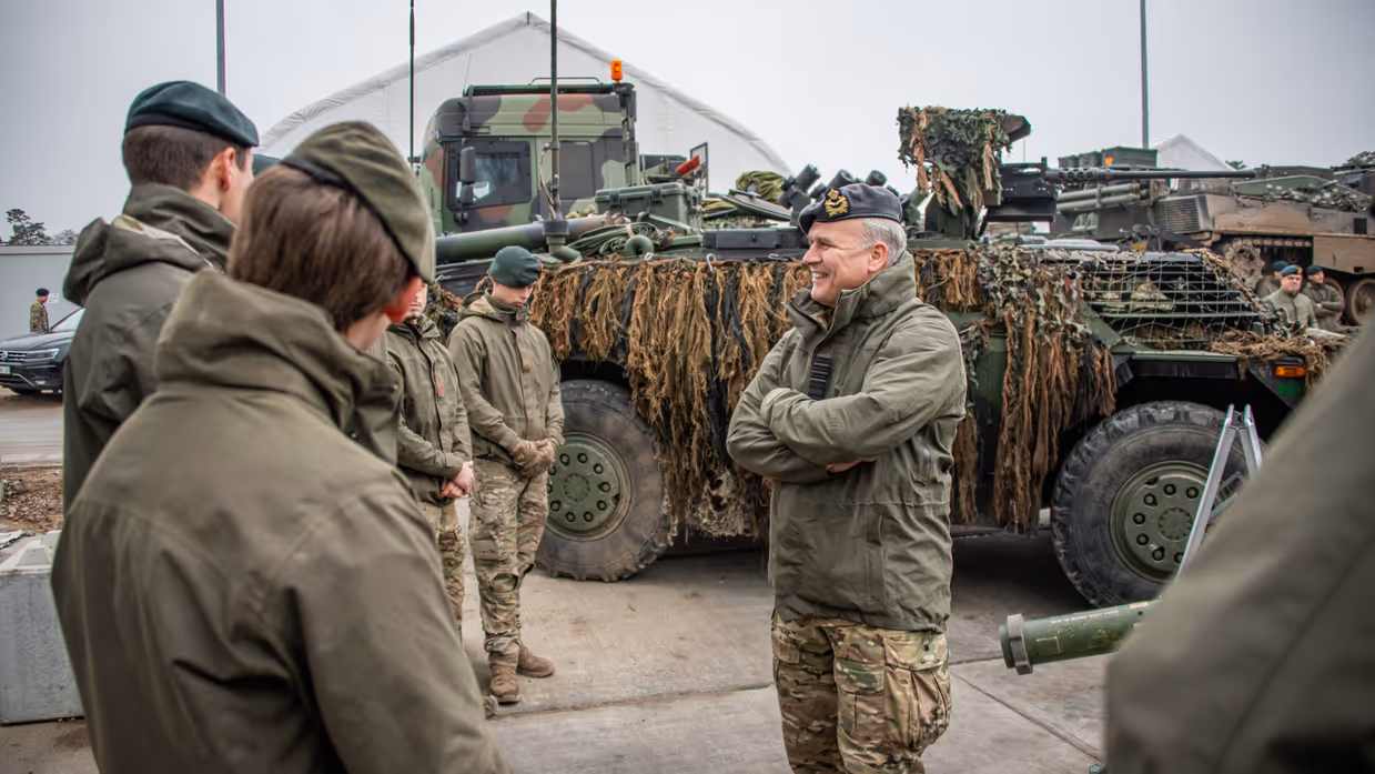 Verschillende afbeeldingen met daarop generaal Onno Eichelsheim. Zowel lachend in een tank, pratend met militairen, in gesprek met een collega van de marine en luisterend naar een Poolse militair, te zien aan de vlag op zijn pak.