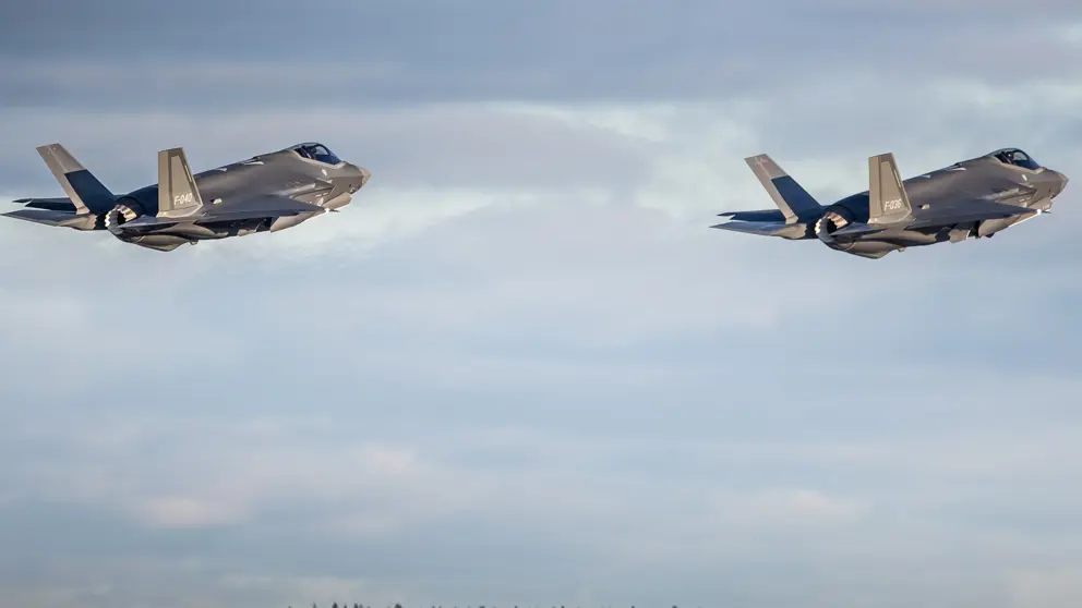 Archieffoto van 2 vliegende F-35 jachtvliegtuigen.