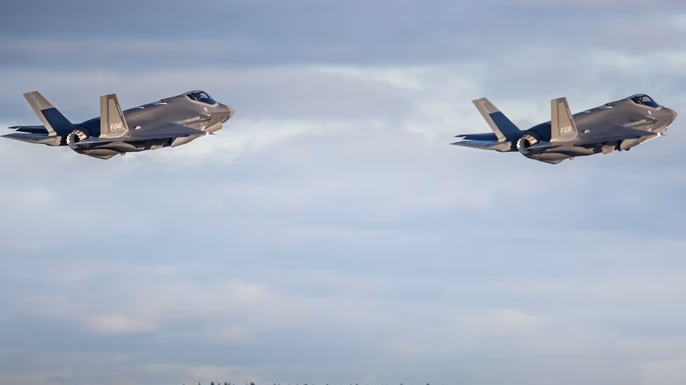 Archieffoto van 2 vliegende F-35 jachtvliegtuigen.