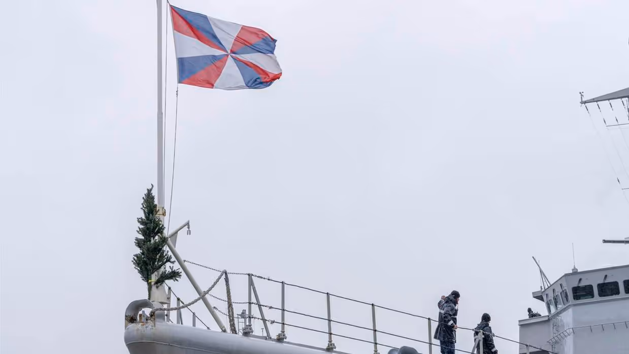 Een kerstboom op de voorkant van de Zr. Ms. Van Amstel.