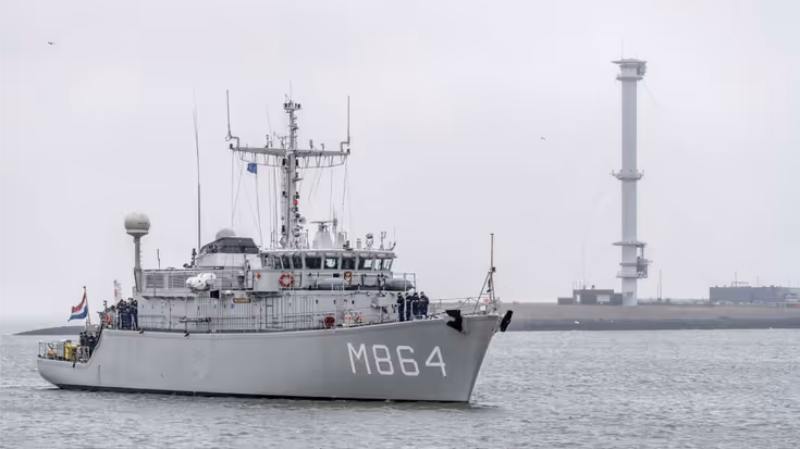 Zr. Ms. Willemstad keert terug in Den Helder.