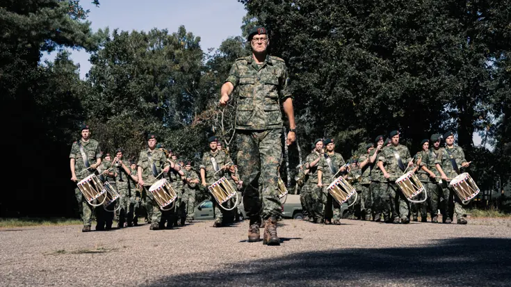Militaire muzikanten aan het marcheren.