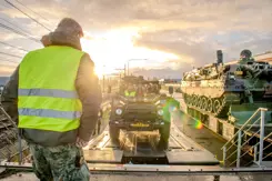 Een medewerker aan het werk bij het spoor. 