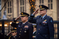 Generaal Yoshihide Yoshida en generaal Onno Eichelsheim staan naast elkaar en geven acht.