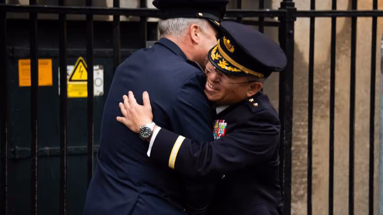 Twee generaals geven elkaar een knuffel.