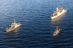 Zr.Ms. Luymes, Zr.Ms. Tromp en 3e schip omringd door water.