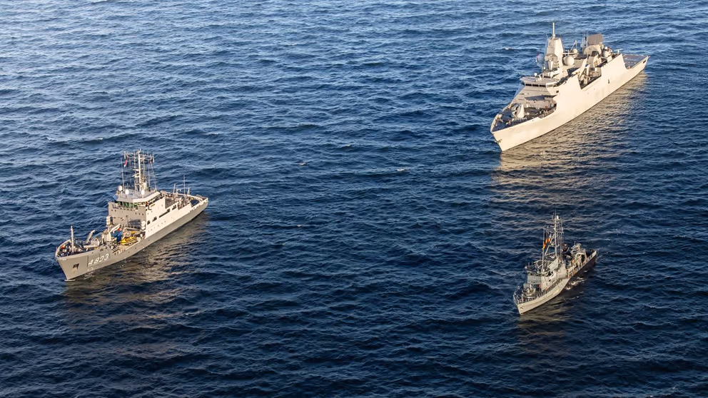 Zr.Ms. Luymes, Zr.Ms. Tromp en 3e schip omringd door water.