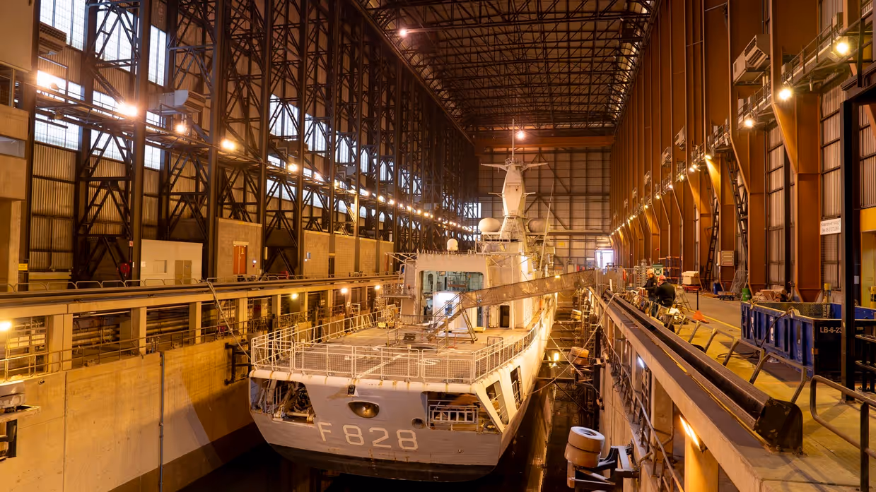 Achteraanzicht marineschip Van Speijk in dok.
