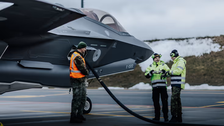 Estlandse militair tankt een F-35 af.