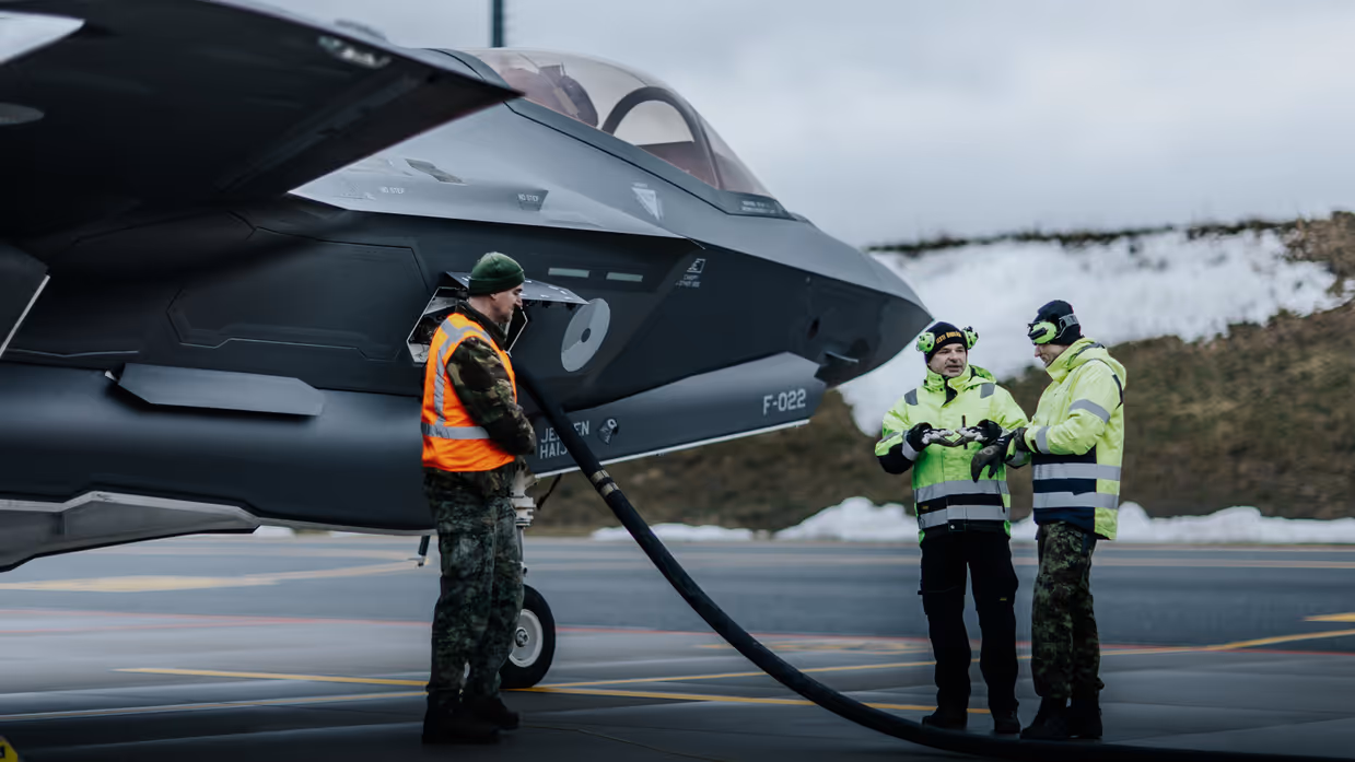 Estlandse militair tankt een F-35 af.