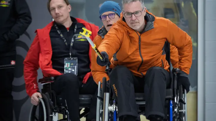 Een Nederlandse deelnemer speelt curling.