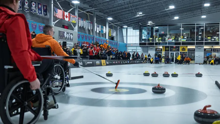 Nederlandse deelnemers tijdens de curling wedstrijd.