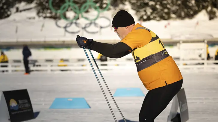 Nederlandse deelnemer aan de Invictus Games tijdens het skiën.