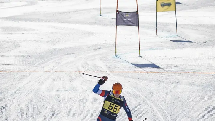 Een skiër van de Invictus Games tijdens de slalom.
