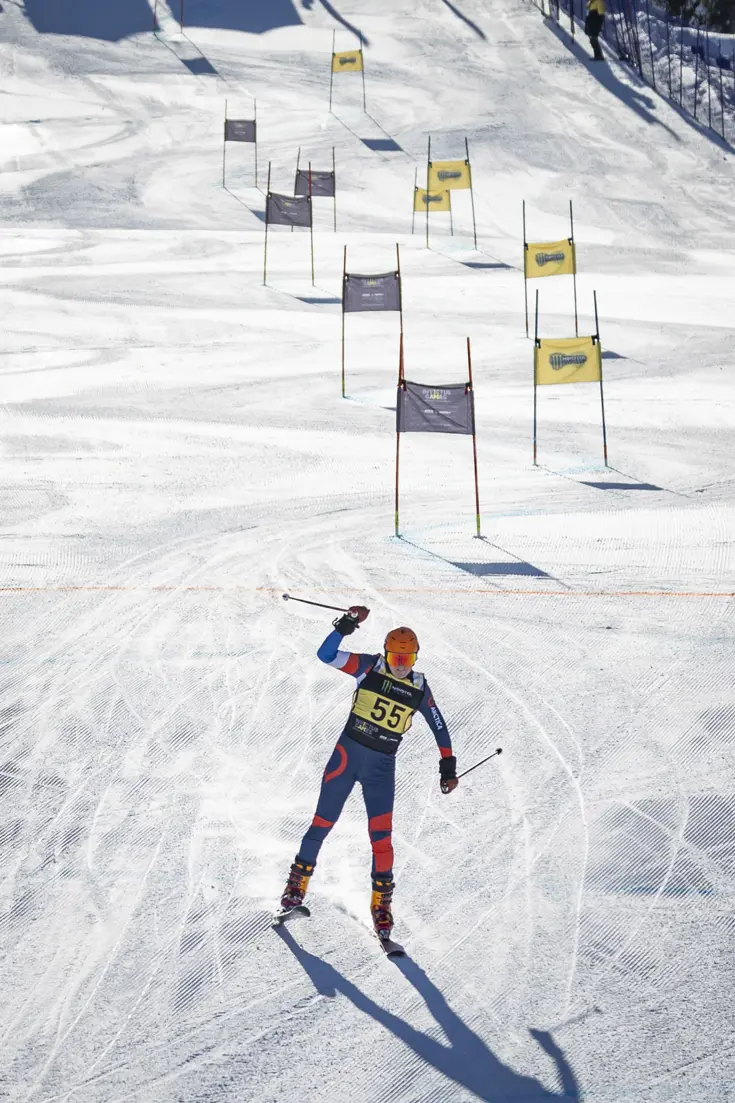 Een skiër van de Invictus Games tijdens de slalom.