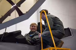 Koning praat met militair in Estland.