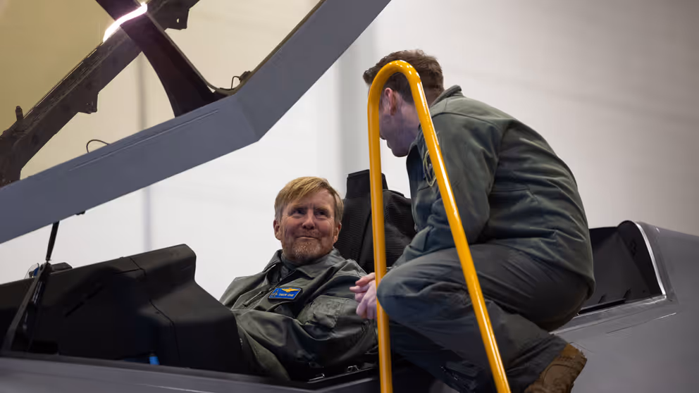 Koning praat met militair in Estland.