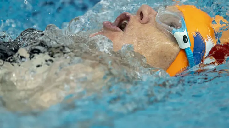Een zwemmer in het water.