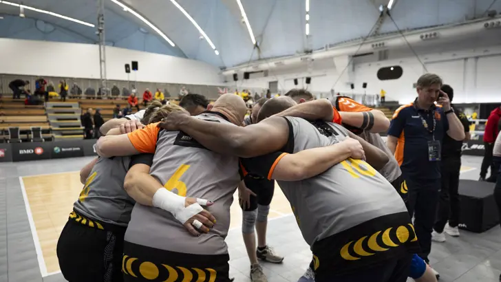 Sporters aan het overleggen voor de wedstrijd.