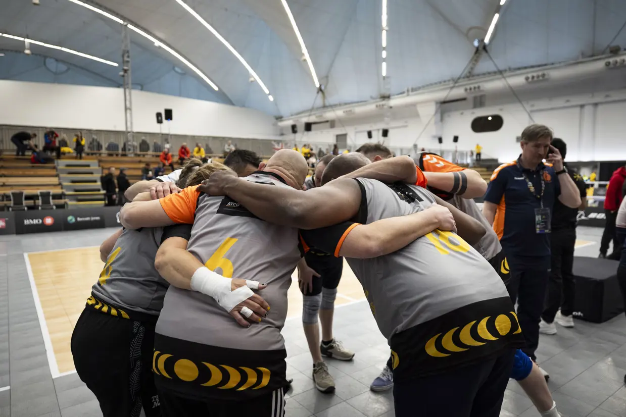 Sporters aan het overleggen voor de wedstrijd.