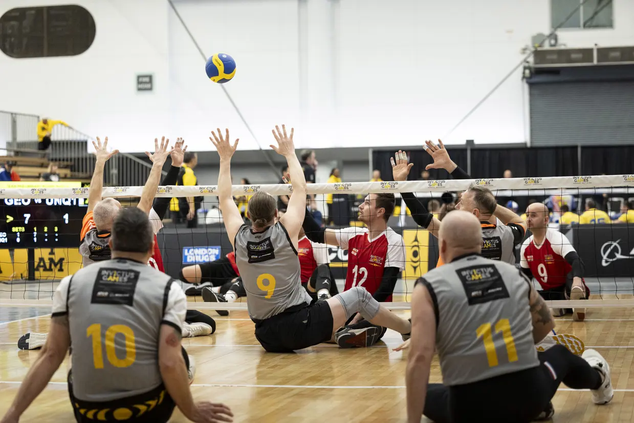 Een wedstrijd zitvolleybal.