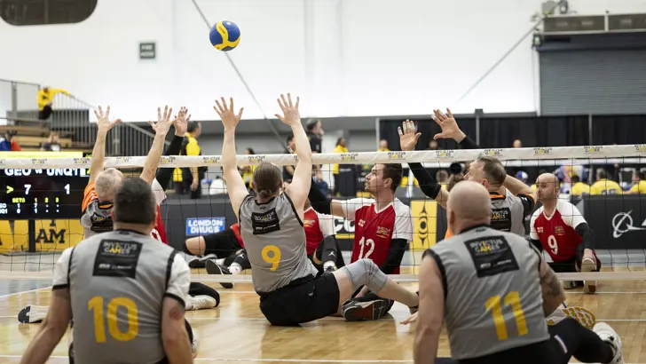 Een wedstrijd zitvolleybal.