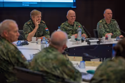 Koning zit aan tafel met Landmachtraad.