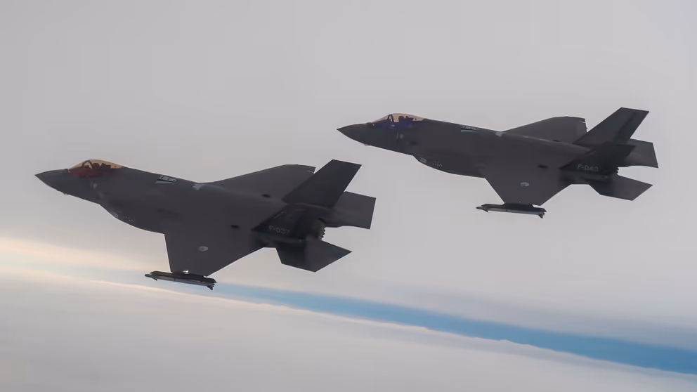 2 F-35 gevechtsvliegtuigen in de lucht.