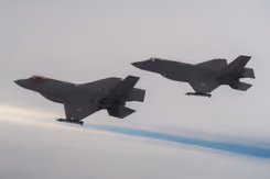 2 F-35-gevechtsvliegtuigen in de lucht op archiefbeeld.